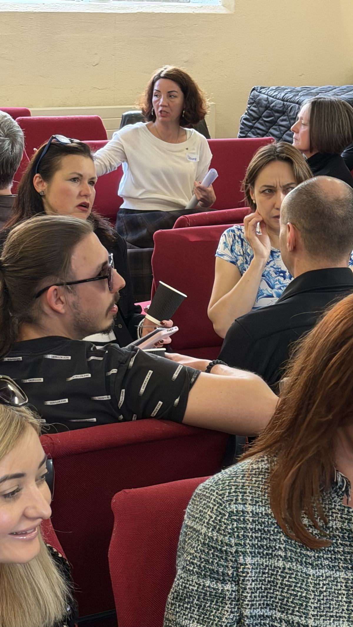 Гости беседуют небольшими группами по всему залу на Networking & Friends