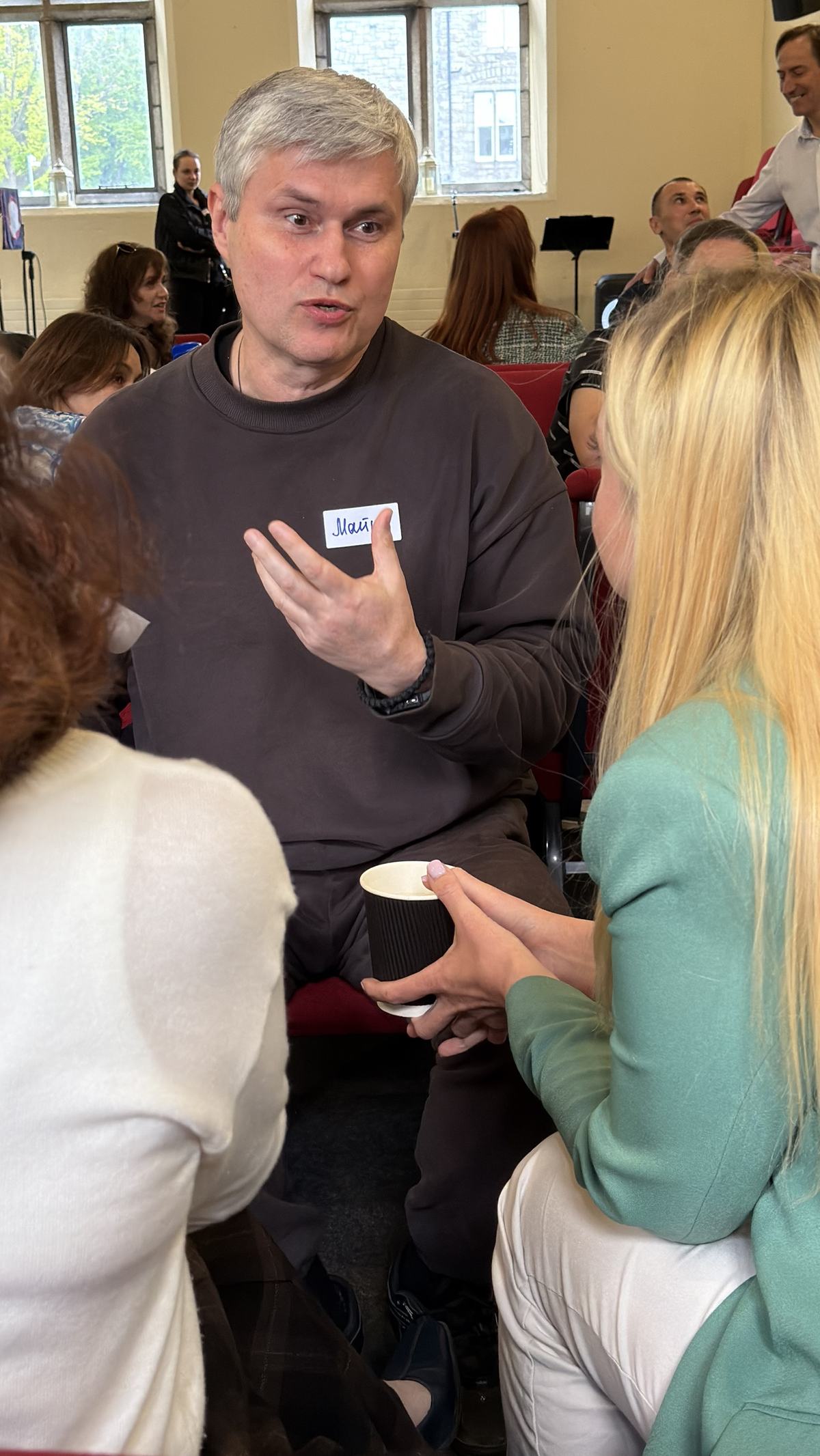 Гости беседуют в небольшой группе на Networking & Friends