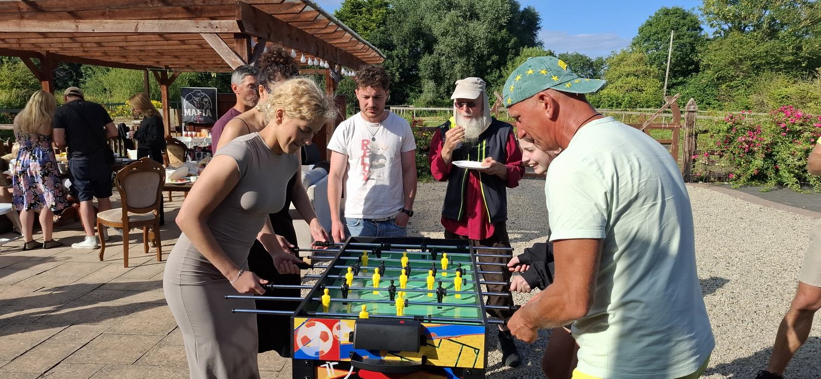 Гости играют в настольный футбол на пикнике